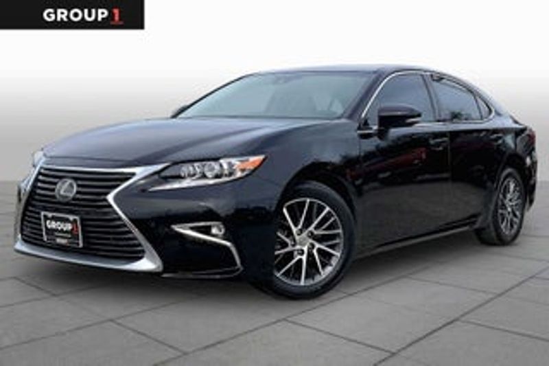 2016 Lexus ES — a typically priced live listing