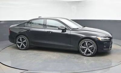 2024 Volvo S60 Plus Black Edition