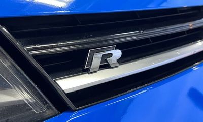 2016 Volkswagen Golf R Base W DCC