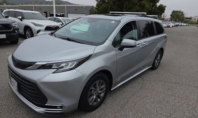 2021 Toyota Sienna XLE Plus Package