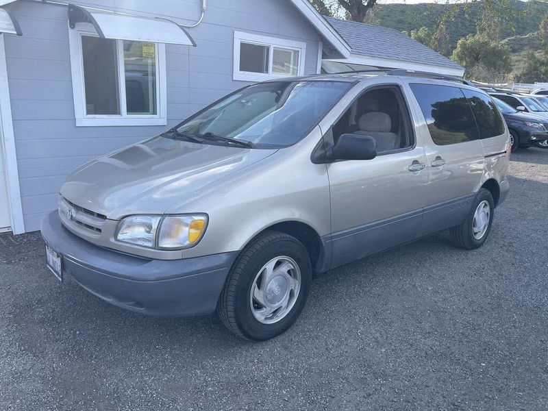 2000 Toyota Sienna — a typically priced live listing