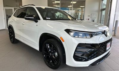 2026 Volkswagen Tiguan 4MOTION SE Black
