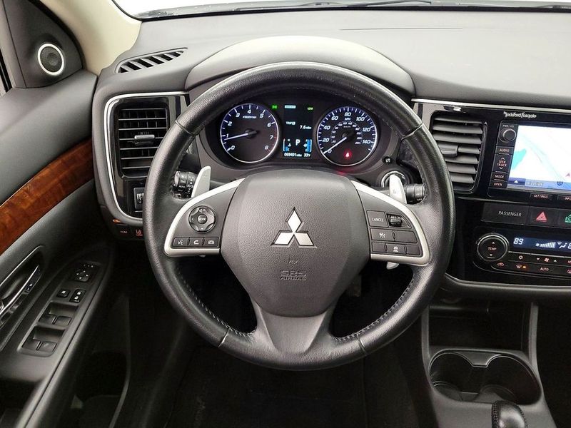 2015 Mitsubishi Outlander — a typically priced live listing
