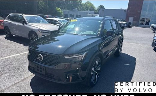 2024 Volvo XC40 Plus Dark