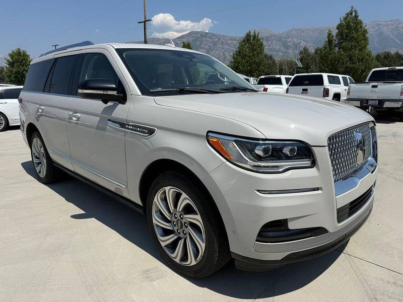2022 Lincoln Navigator — a typically priced live listing