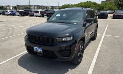 2023 Jeep Grand Cherokee Laredo Altitude