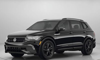 2023 Volkswagen Tiguan SE Black