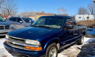 2002 Chevrolet S-10 Pickup XL