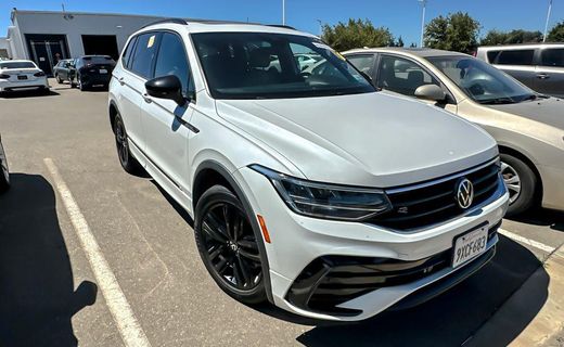 2022 Volkswagen Tiguan SE Black