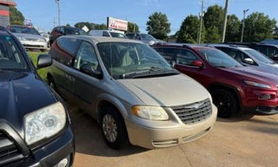 2005 Chrysler Town AND Country Base LX