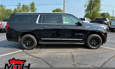 2023 GMC Yukon XL SLT