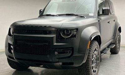 2026 Land Rover Defender Octa Black