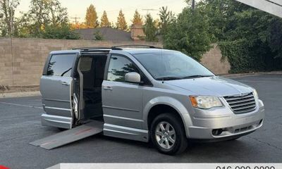 2009 Chrysler Town AND Country Touring Signature