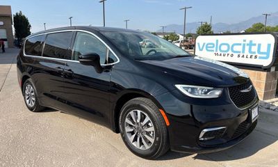 2024 Chrysler Pacifica Select