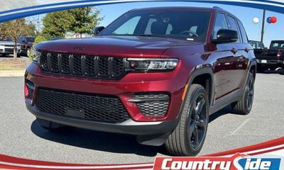 2025 Jeep Grand Cherokee Laredo Altitude