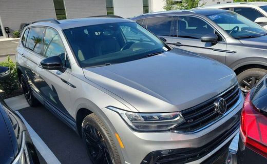 2023 Volkswagen Tiguan SE Black
