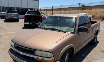 2002 Chevrolet S-10 Pickup XL