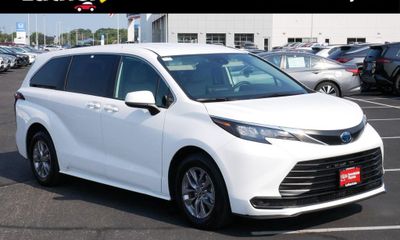 2025 Toyota Sienna LE