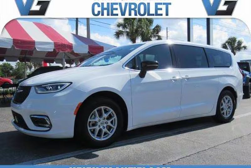 2025 Chrysler Pacifica — a typically priced live listing