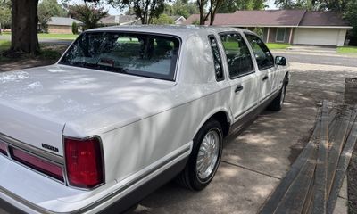 1997 Lincoln Town CAR Signature Touring Edition