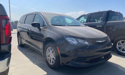 2024 Chrysler Voyager LX