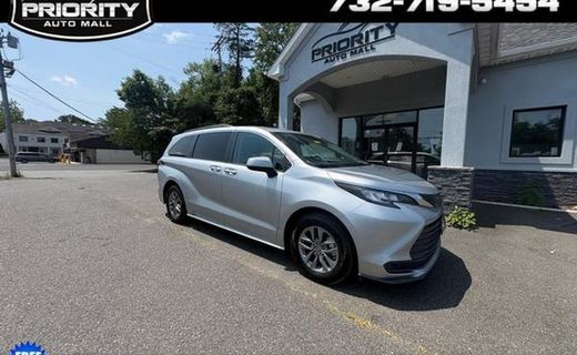 2022 Toyota Sienna LE