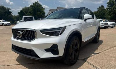 2024 Volvo XC40 Plus Bright