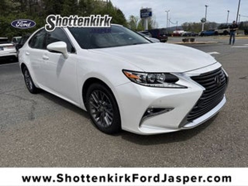 2017 Lexus ES — a typically priced live listing