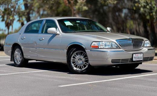 2007 Lincoln Town CAR Signature Limited