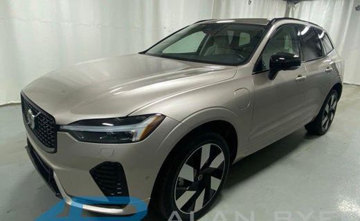 2025 Volvo XC60 Plus Dark