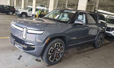 2024 Rivian R1S Adventure