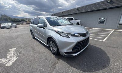 2022 Toyota Sienna LE