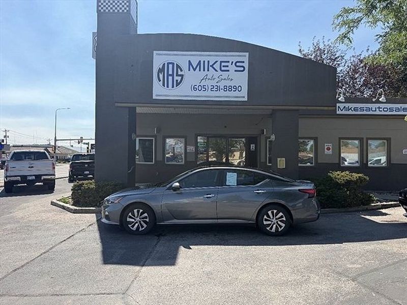 2022 Nissan Altima — a typically priced live listing