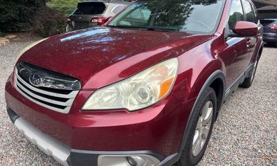 2011 Subaru Outback Limited M R