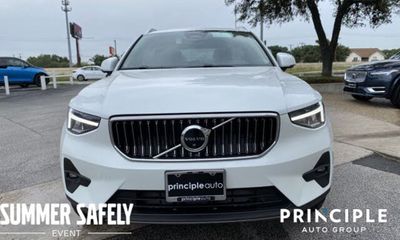2023 Volvo XC40 Plus Bright