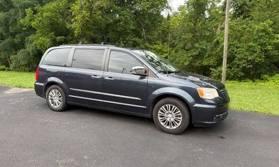 2013 Chrysler Town AND Country