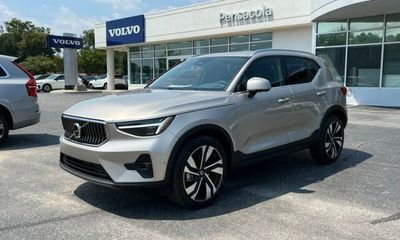 2024 Volvo XC40 Plus Bright