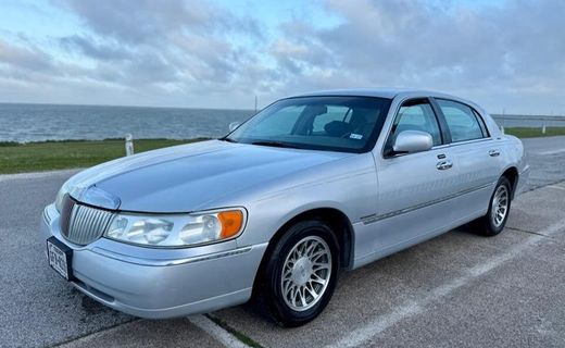 2002 Lincoln Town CAR Signature