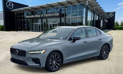 2024 Volvo S60 Plus Dark