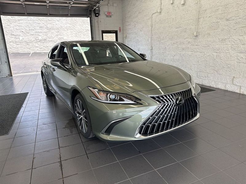 2025 Lexus ES — a typically priced live listing