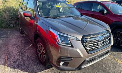 2023 Subaru Forester Premium ES Smart