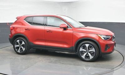 2023 Volvo XC40 Plus Bright
