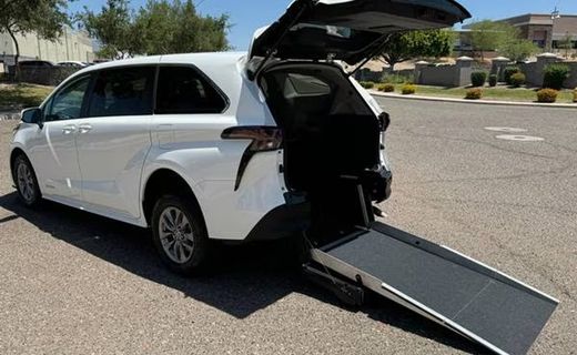 2024 Toyota Sienna LE