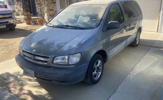 1999 Toyota Sienna CE