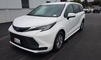 2022 Toyota Sienna LE