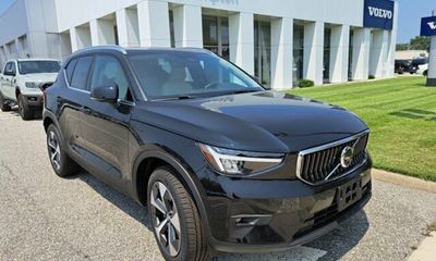 2023 Volvo XC40 Plus Bright