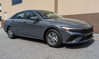 2025 Hyundai Elantra SE