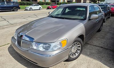 2001 Lincoln Town CAR Signature