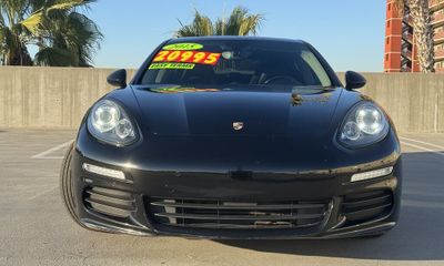 2015 Porsche Panamera Base 4