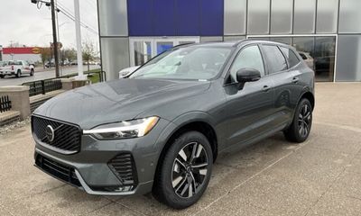 2026 Volvo XC60 Plus Dark